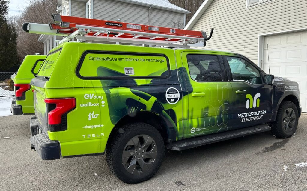 Camions de travail stationnés